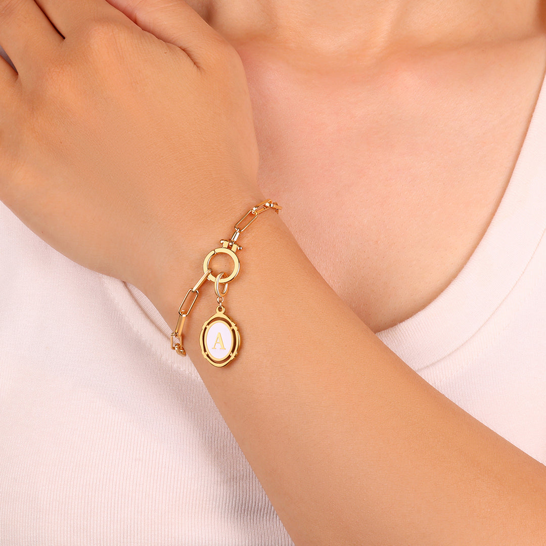 Bracelet trombone menthe avec breloque initiale vintage