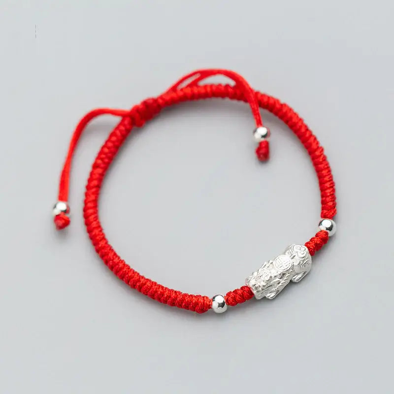 Bracelet Pixiu en argent et fil rouge : attire la chance