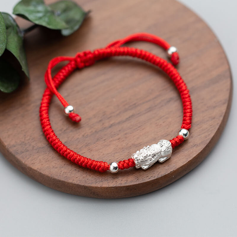 Bracelet Pixiu en argent et fil rouge : attire la chance