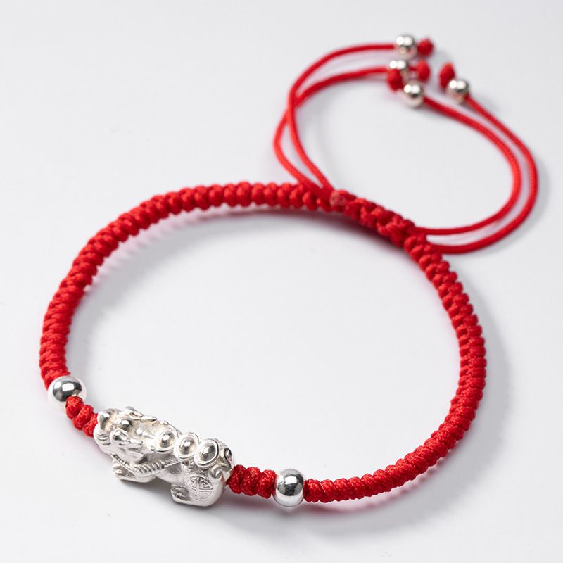 Bracelet Pixiu en argent et fil rouge : attire la chance