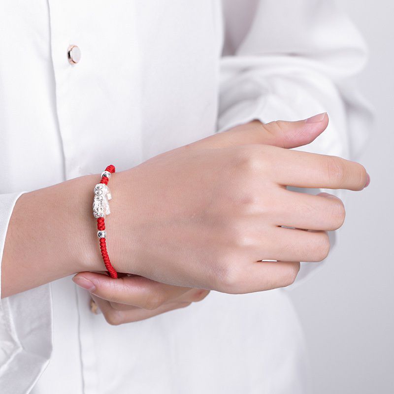 Bracelet Pixiu en argent et fil rouge : attire la chance
