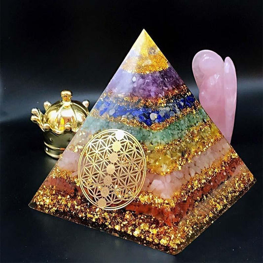 Pyramide d'orgone de guérison des sept chakras