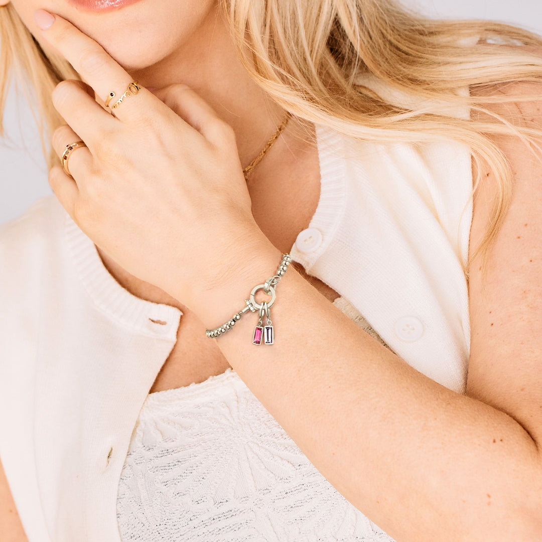 Bracelet à breloques en perles de menthe avec pierre de naissance