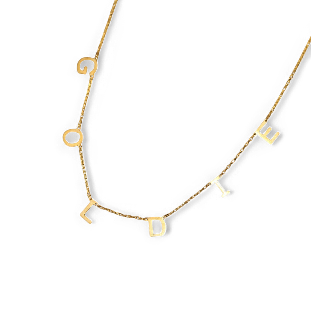 Collier avec prénom et lettres espacées