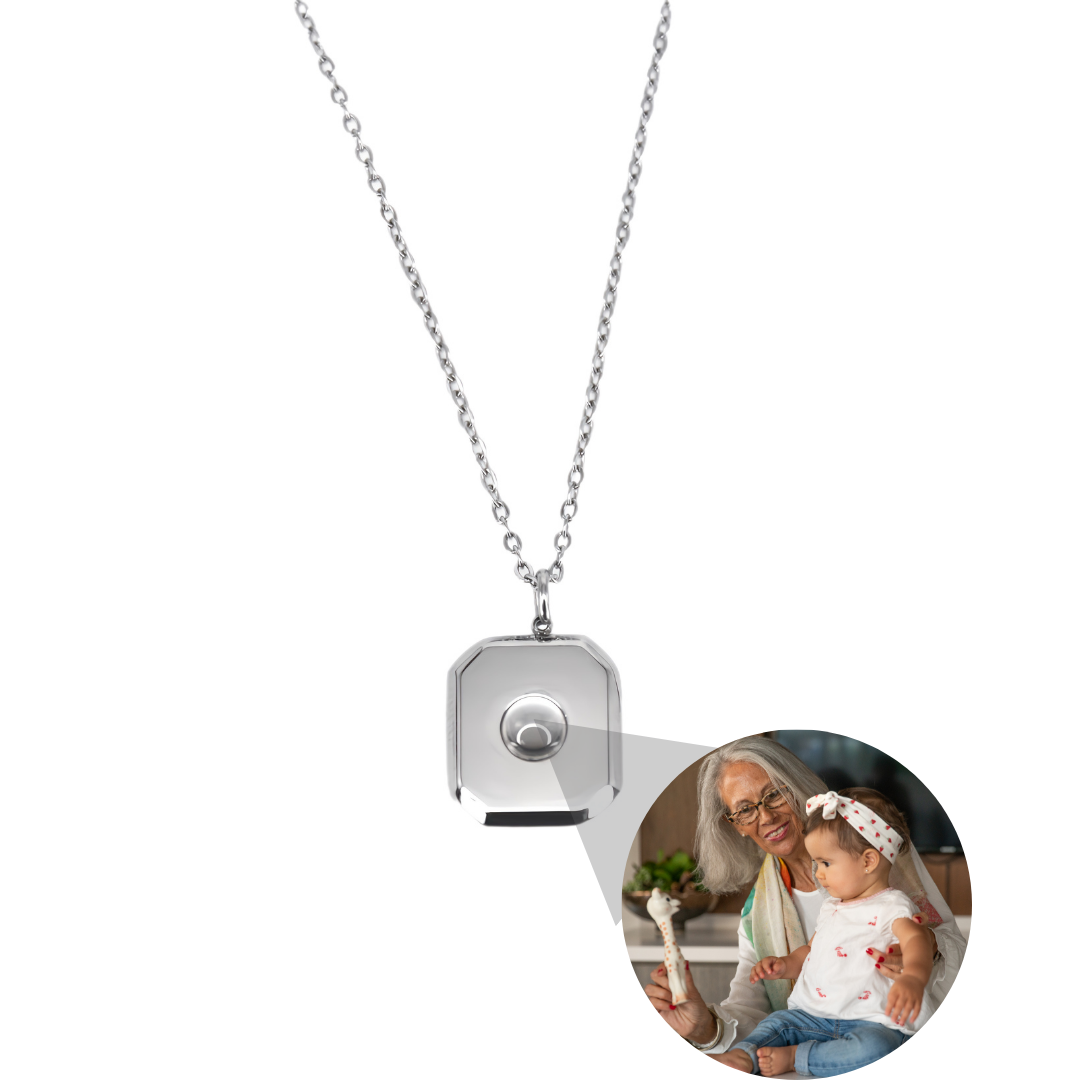 Collier à pendentif carré avec projection