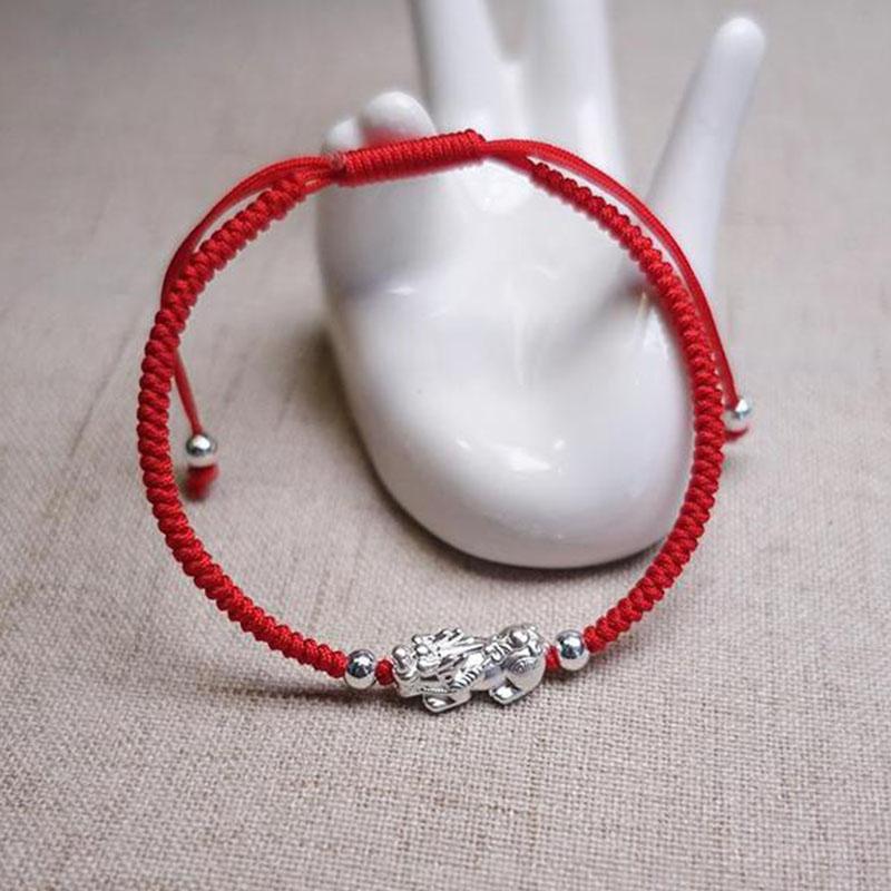 Bracelet Pixiu en argent et fil rouge : attire la chance