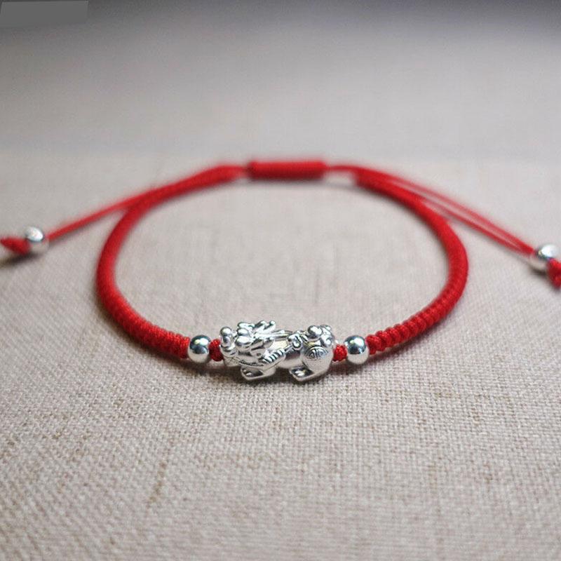 Bracelet Pixiu en argent et fil rouge : attire la chance