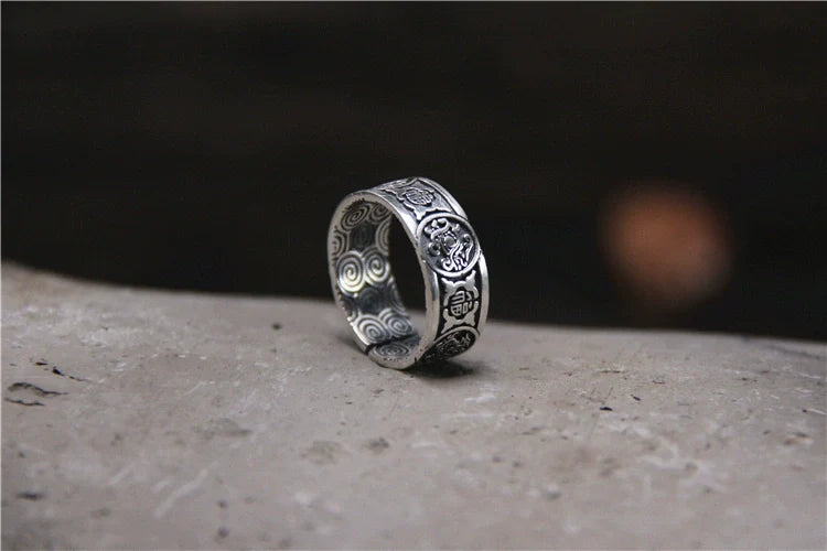 Bague en argent faite à la main, style rétro et ancien, avec quatre personnages porte-bonheur et bêtes divines