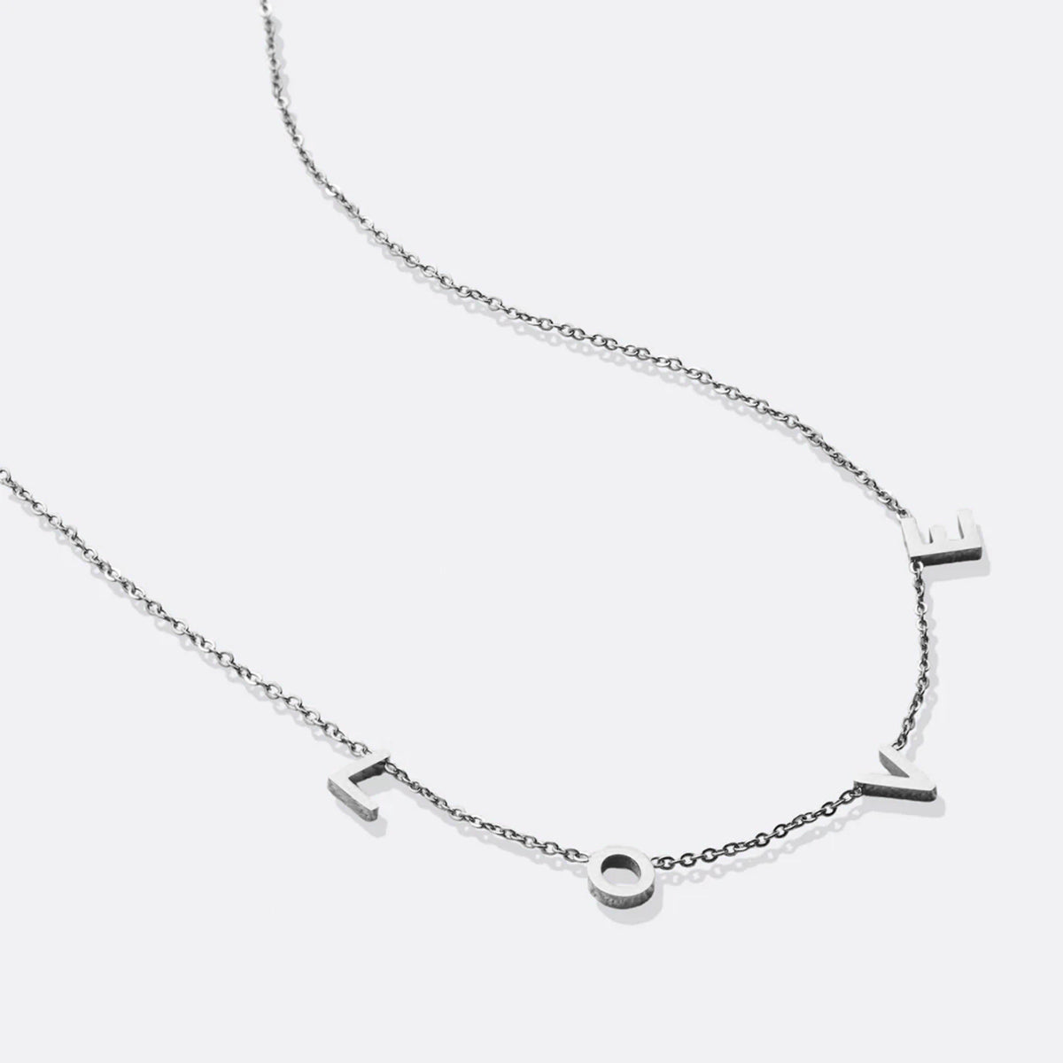Le collier lettre LOVE