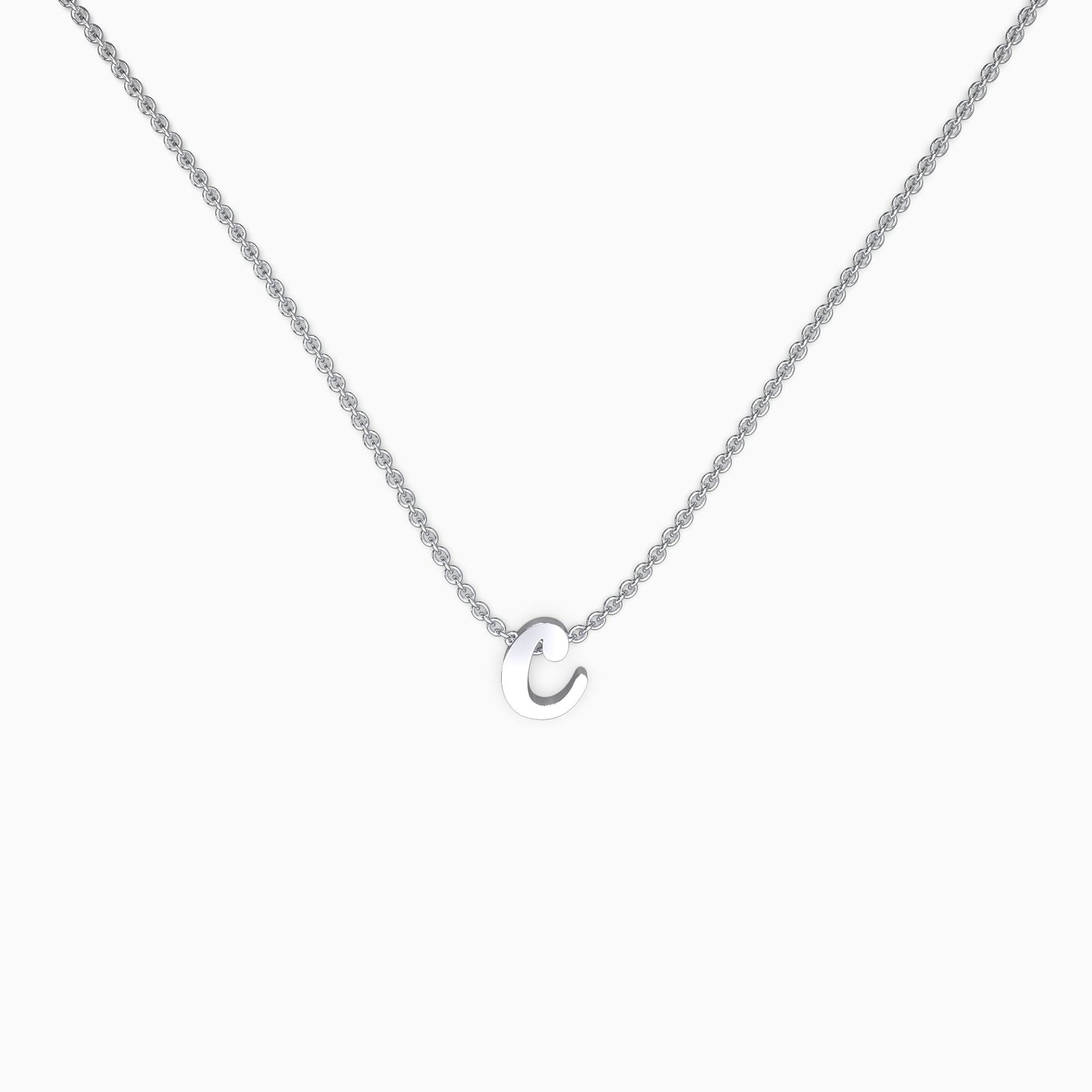 Halskette mit winziger Initialenschrift