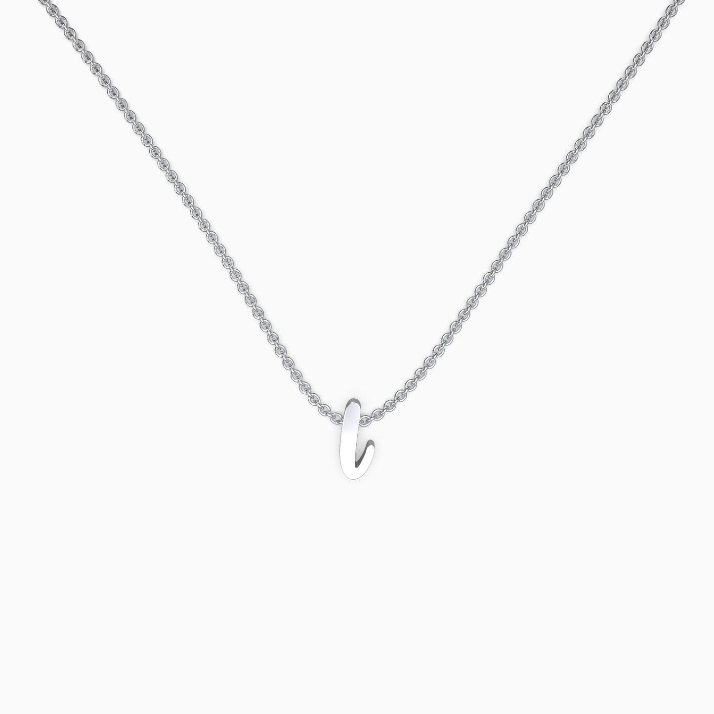 Halskette mit winziger Initialenschrift