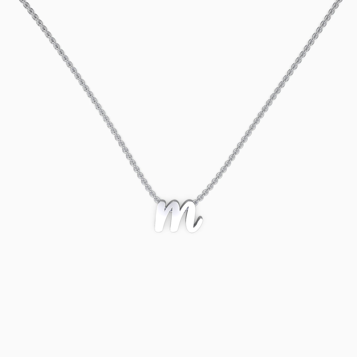 Halskette mit winziger Initialenschrift