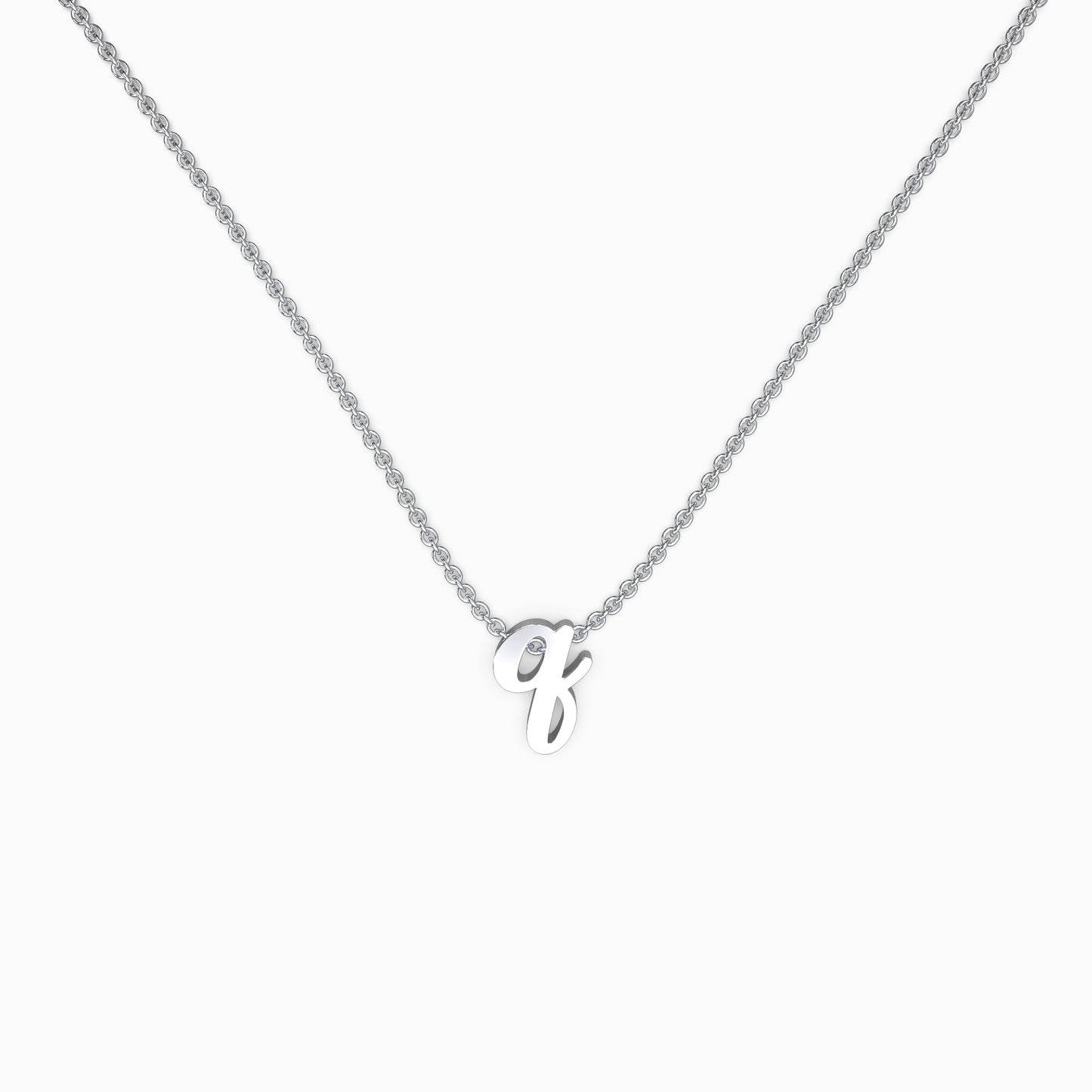 Halskette mit winziger Initialenschrift