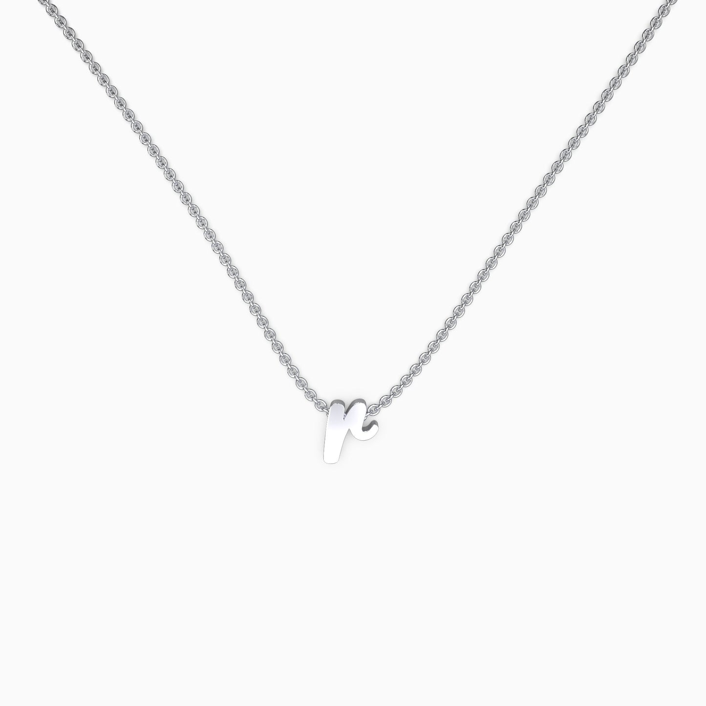 Halskette mit winziger Initialenschrift