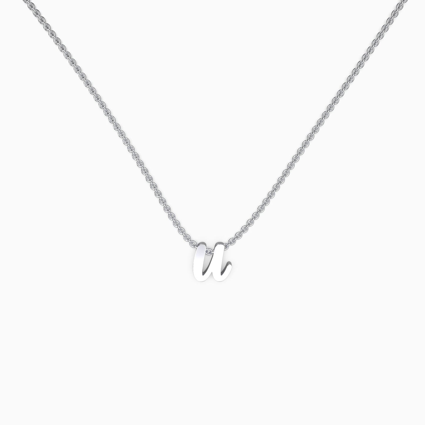 Halskette mit winziger Initialenschrift
