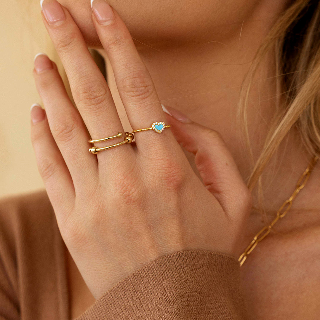 Bague en forme de cœur avec petite pierre précieuse