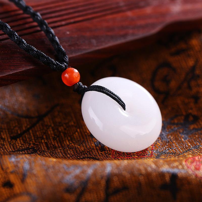 Collier disque de jade blanc – Pour la pureté et les bonnes choses
