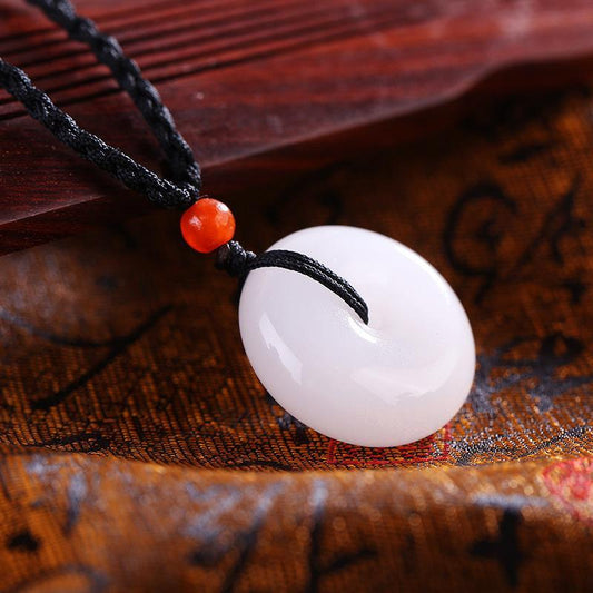 Collier disque de jade blanc – Pour la pureté et les bonnes choses