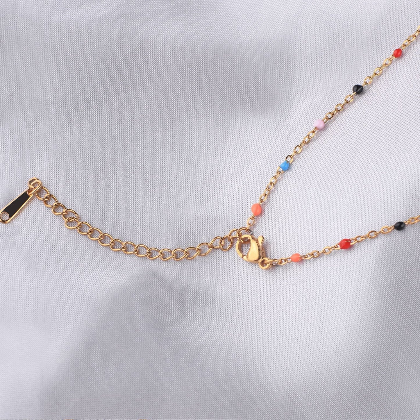 Collier de perles colorées avec nom de fée