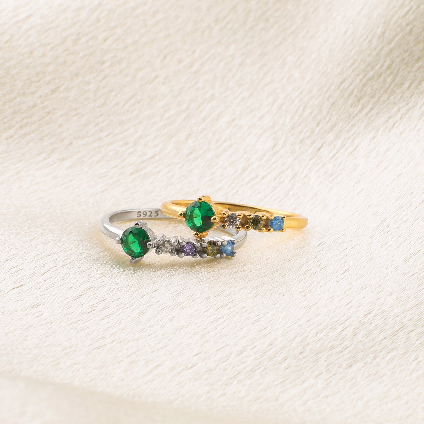 Bague avec pierres de naissance familiales