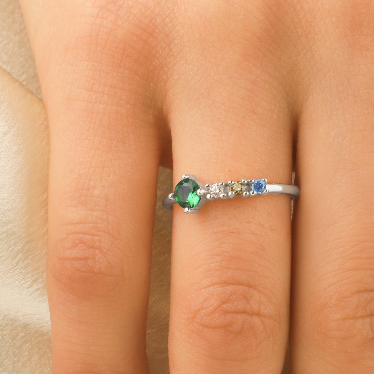 Bague avec pierres de naissance familiales