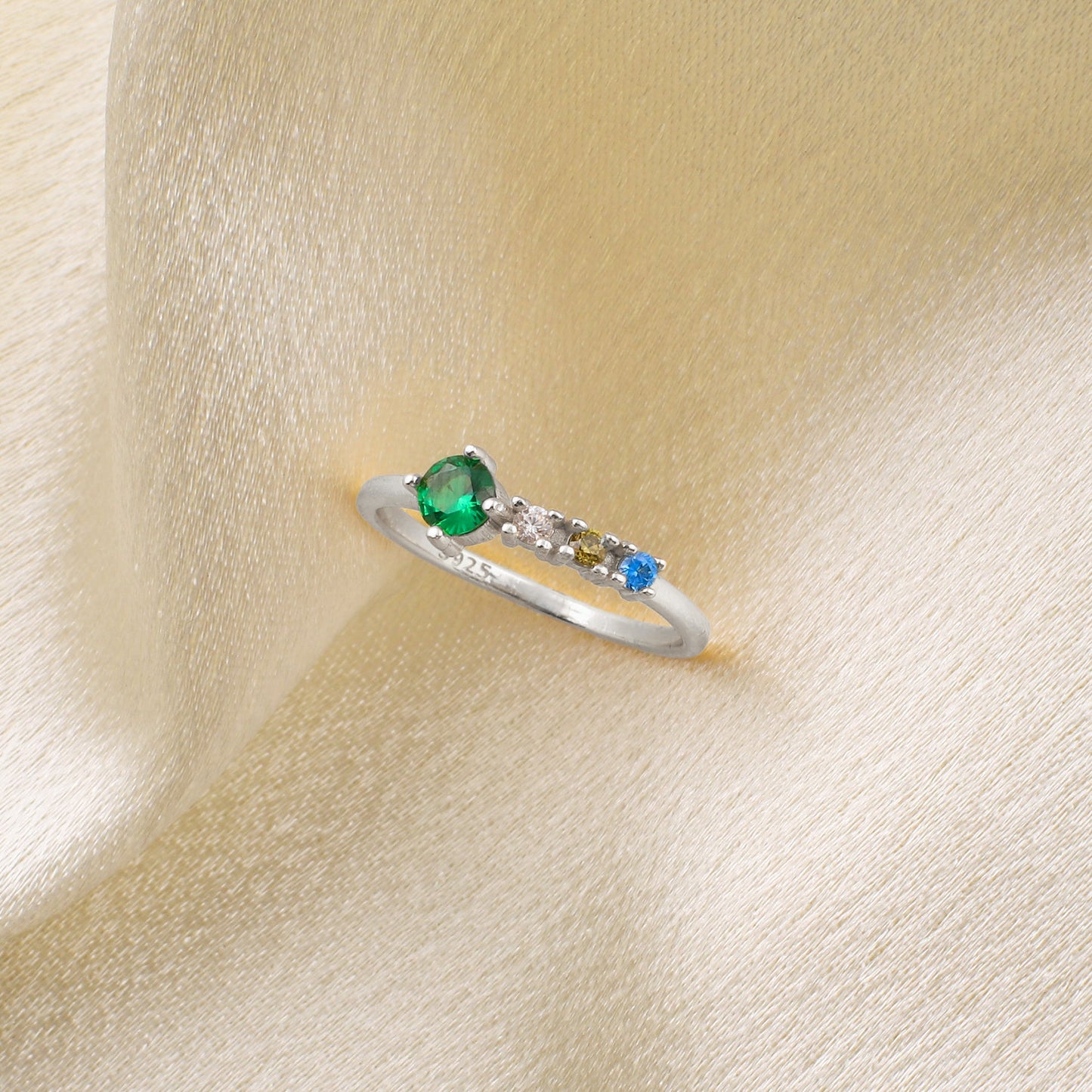 Bague avec pierres de naissance familiales