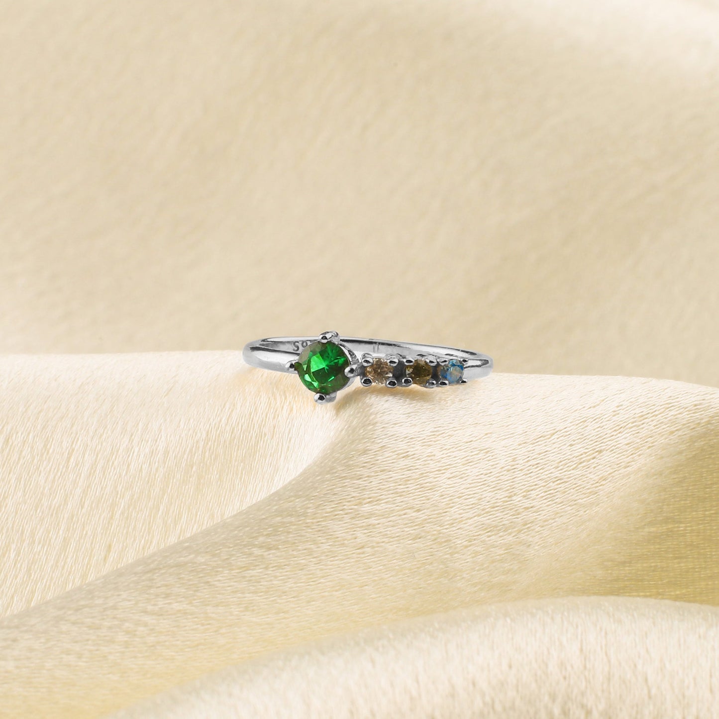 Bague avec pierres de naissance familiales