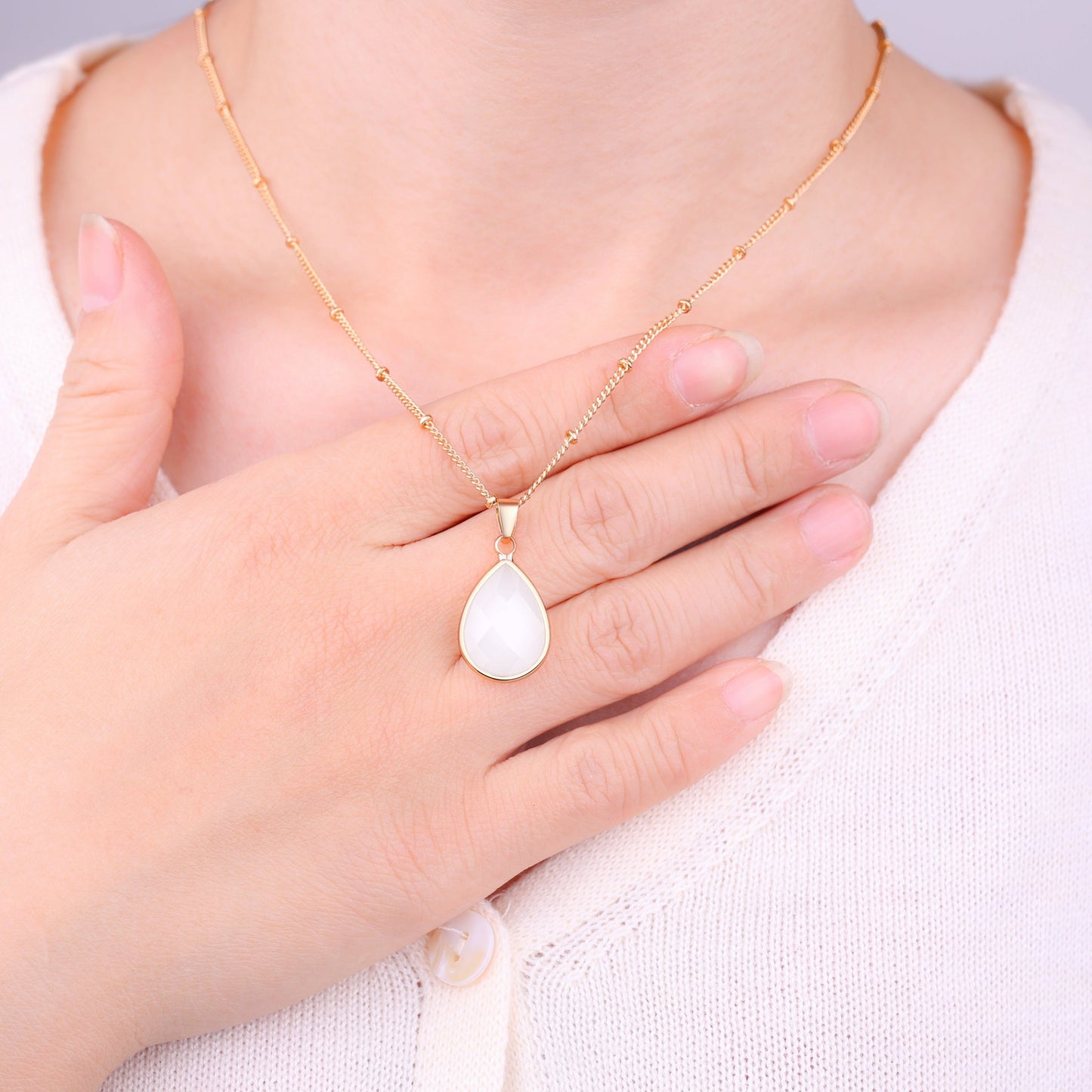 Collier avec pendentif goutte et pierre de naissance