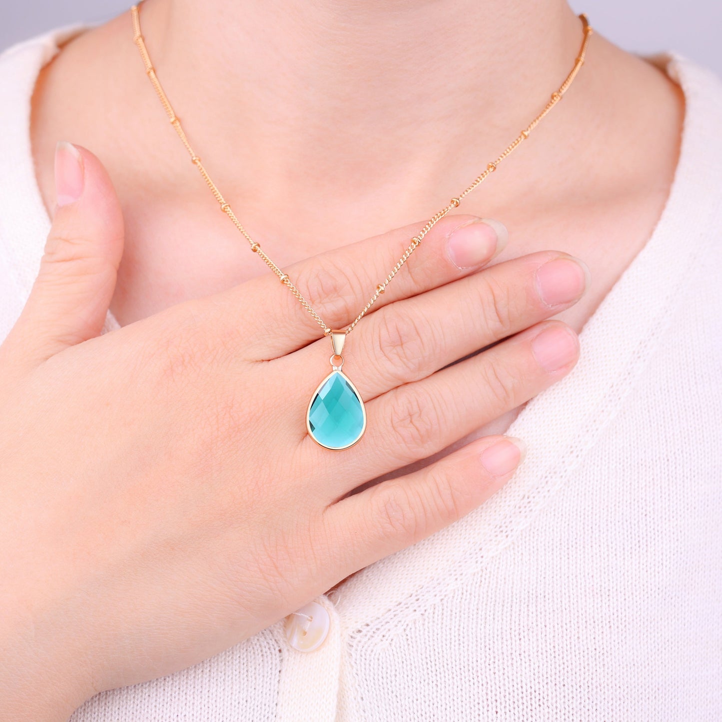 Collier avec pendentif goutte et pierre de naissance