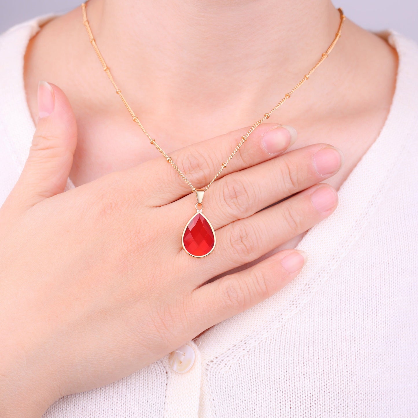 Collier avec pendentif goutte et pierre de naissance