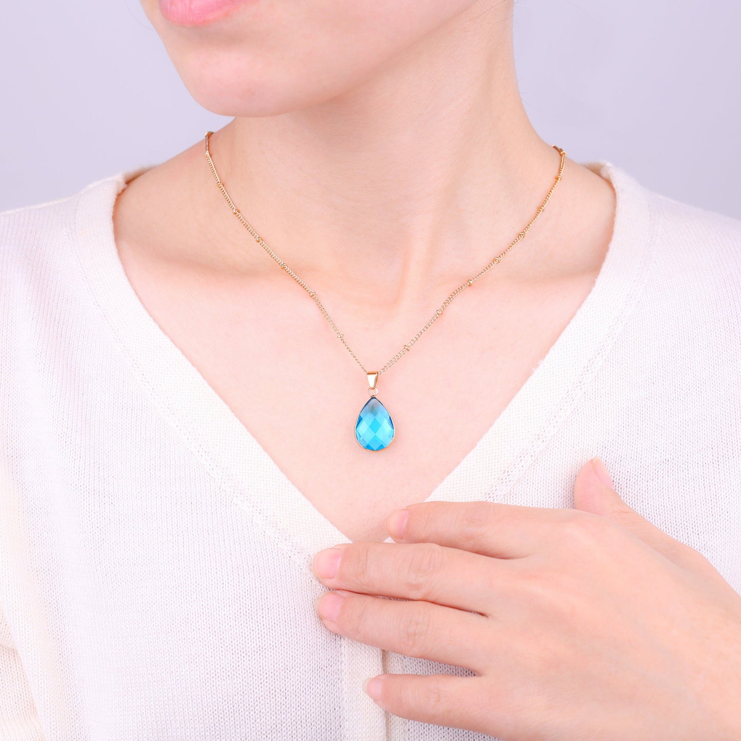 Collier avec pendentif goutte et pierre de naissance