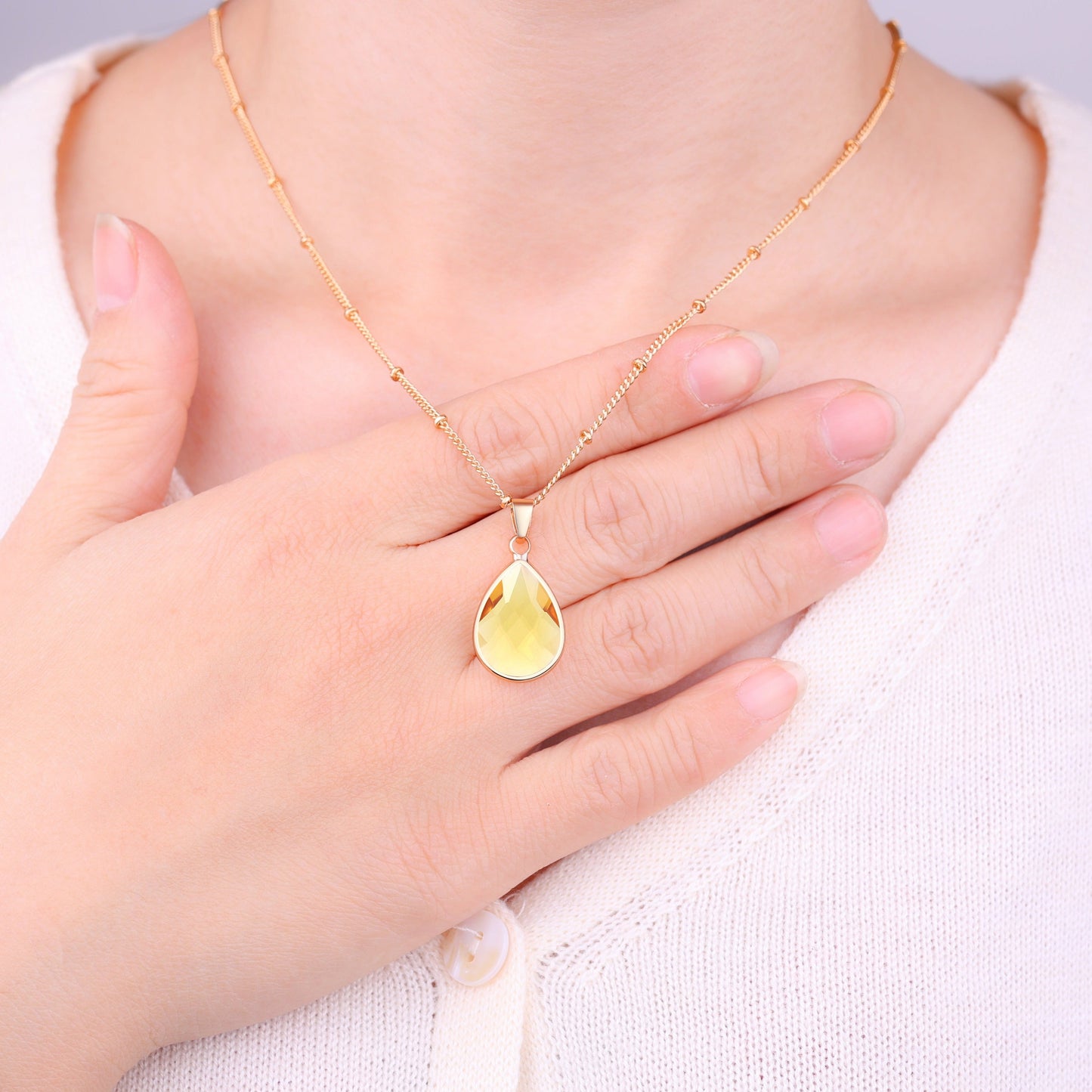 Collier avec pendentif goutte et pierre de naissance