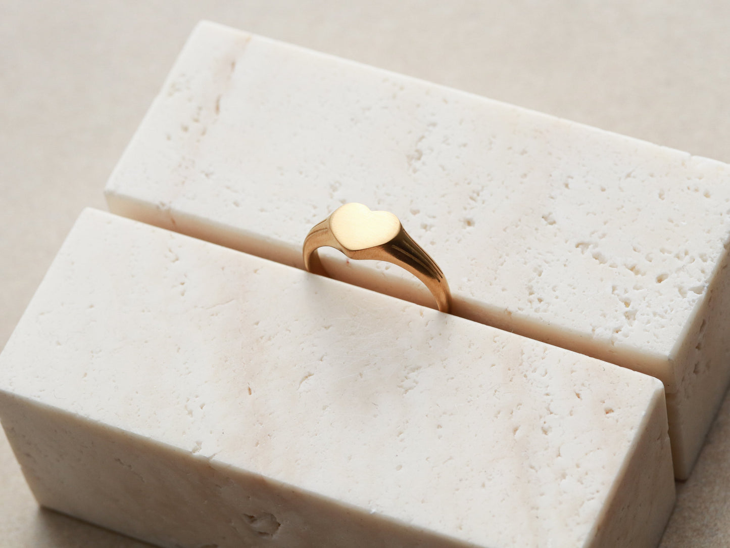 Bague chevalière en forme de cœur massif