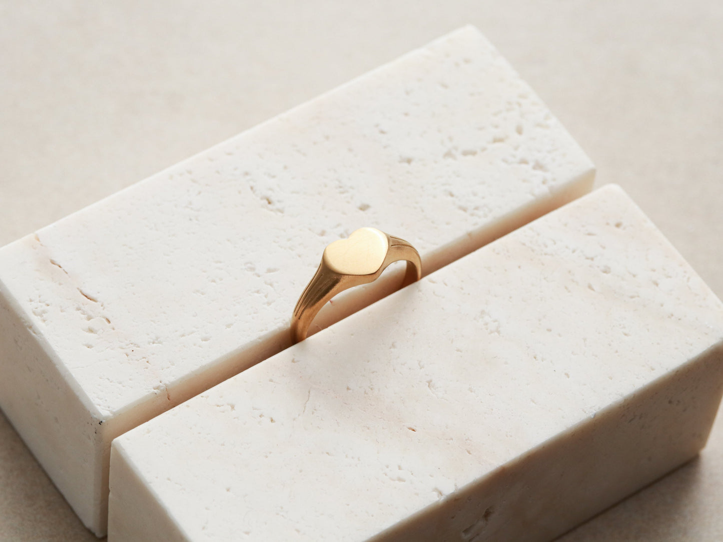 Bague chevalière en forme de cœur massif