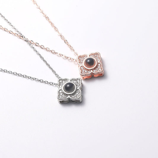 Collier personnalisé à 4 pétales avec projection photo cachée