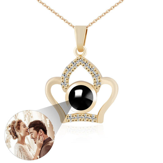 Collier personnalisé orné d'une couronne impériale ornée d'une projection photo cachée