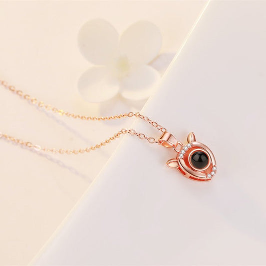 Collier personnalisé avec mini-diamant faon et projection photo cachée