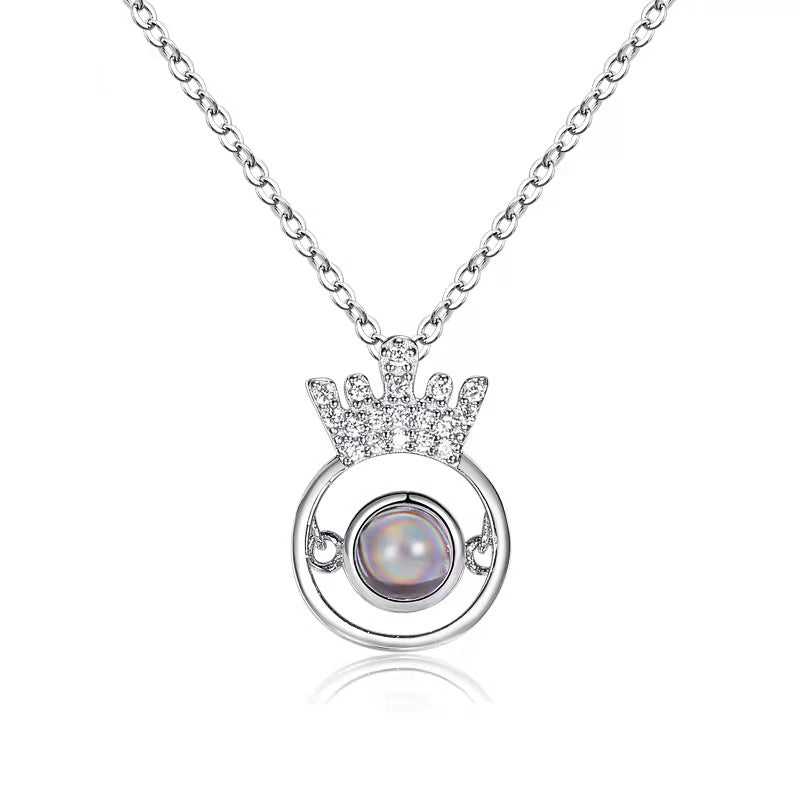 Collier personnalisé avec projection photo cachée et couronne ronde en diamant