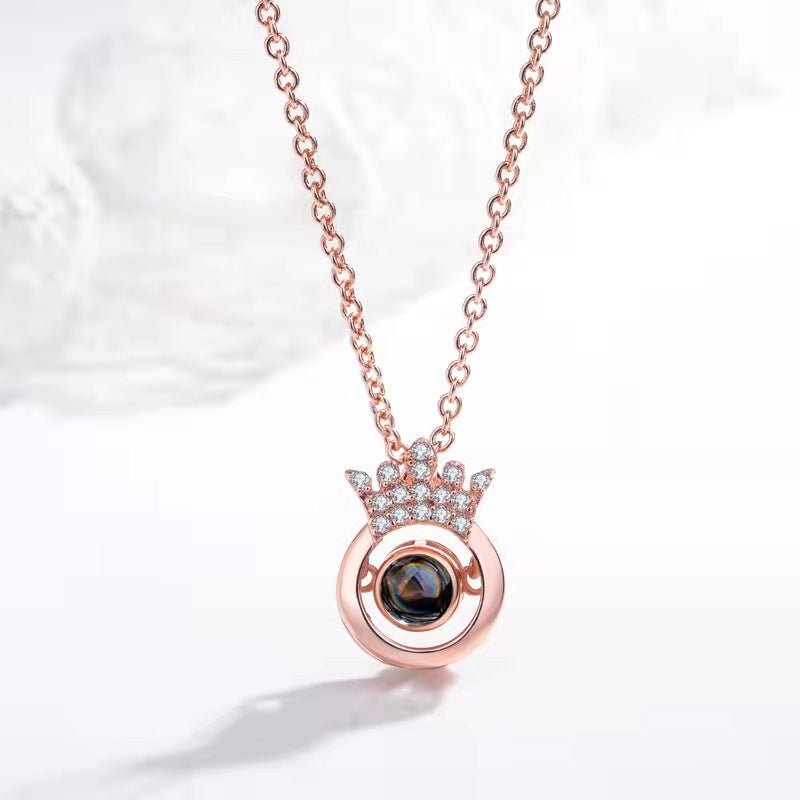 Collier personnalisé avec projection photo cachée et couronne ronde en diamant