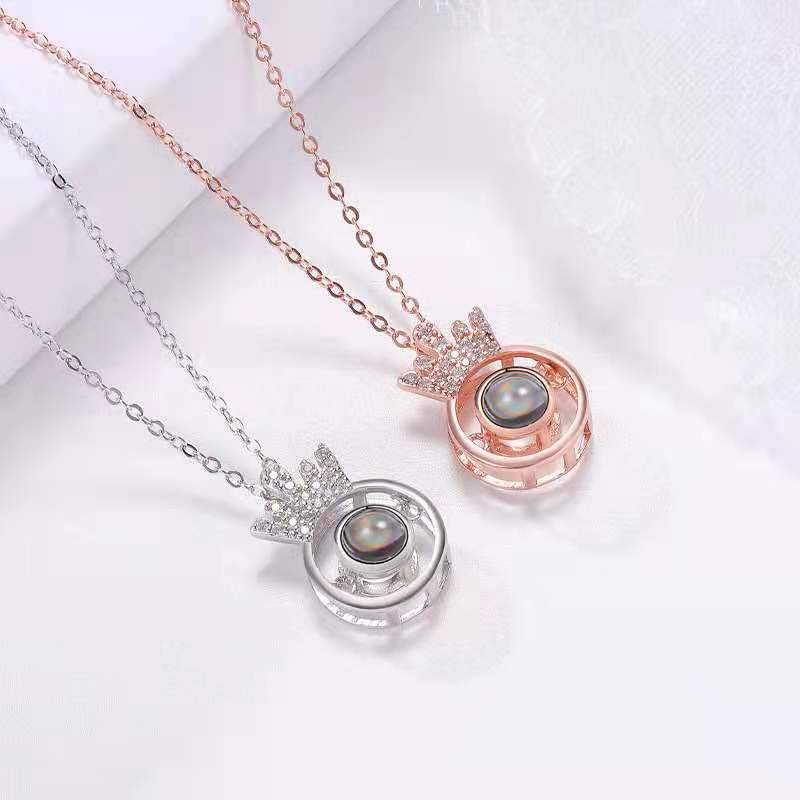 Collier personnalisé avec projection photo cachée et couronne ronde en diamant