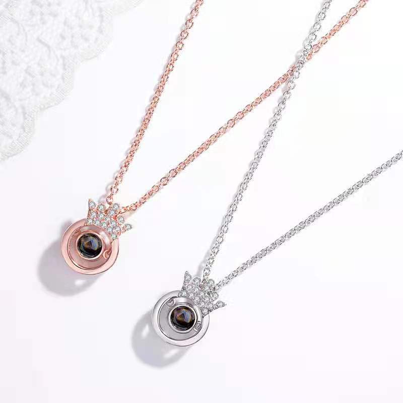 Collier personnalisé avec projection photo cachée et couronne ronde en diamant