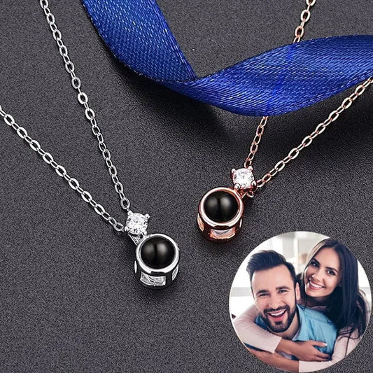 Collier personnalisé avec projection photo et minuscules diamants et zircons