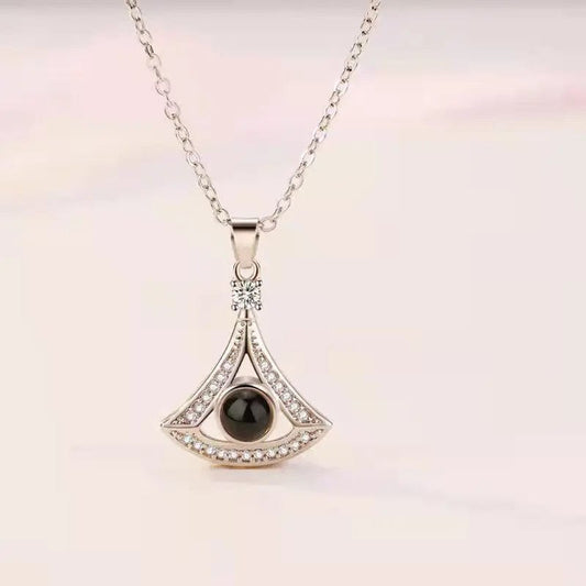 Collier photo personnalisé avec pierres précieuses en zircon triangulaire cachées