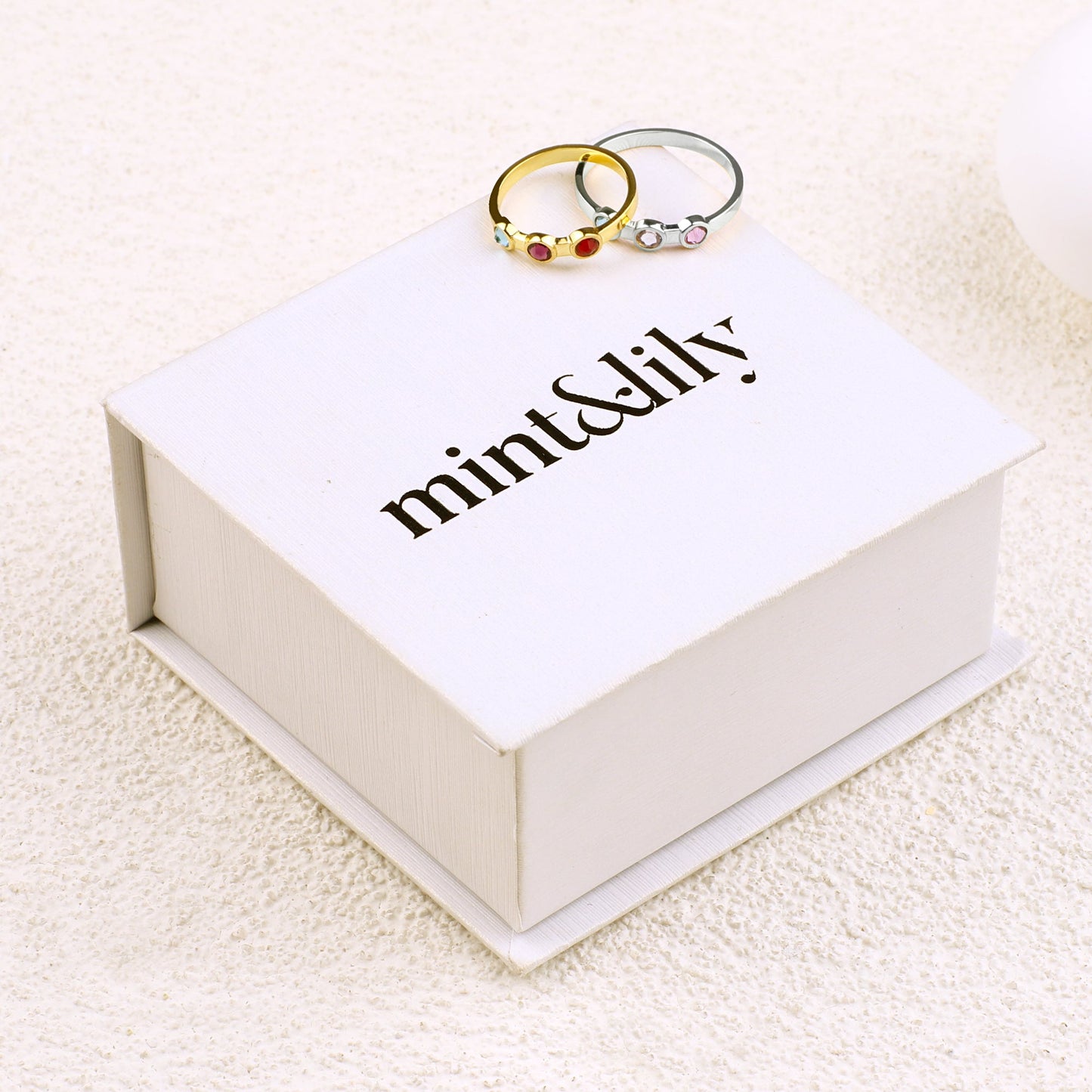 Bague délicate avec 3 pierres de naissance