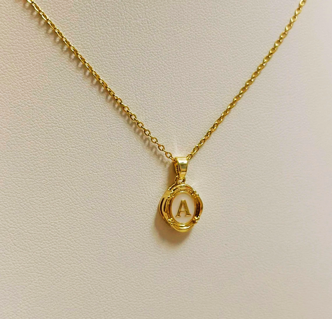 Collier pendentif initial en émail