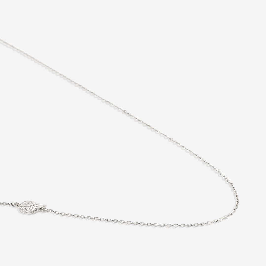 Collier délicat avec breloque aile d'ange