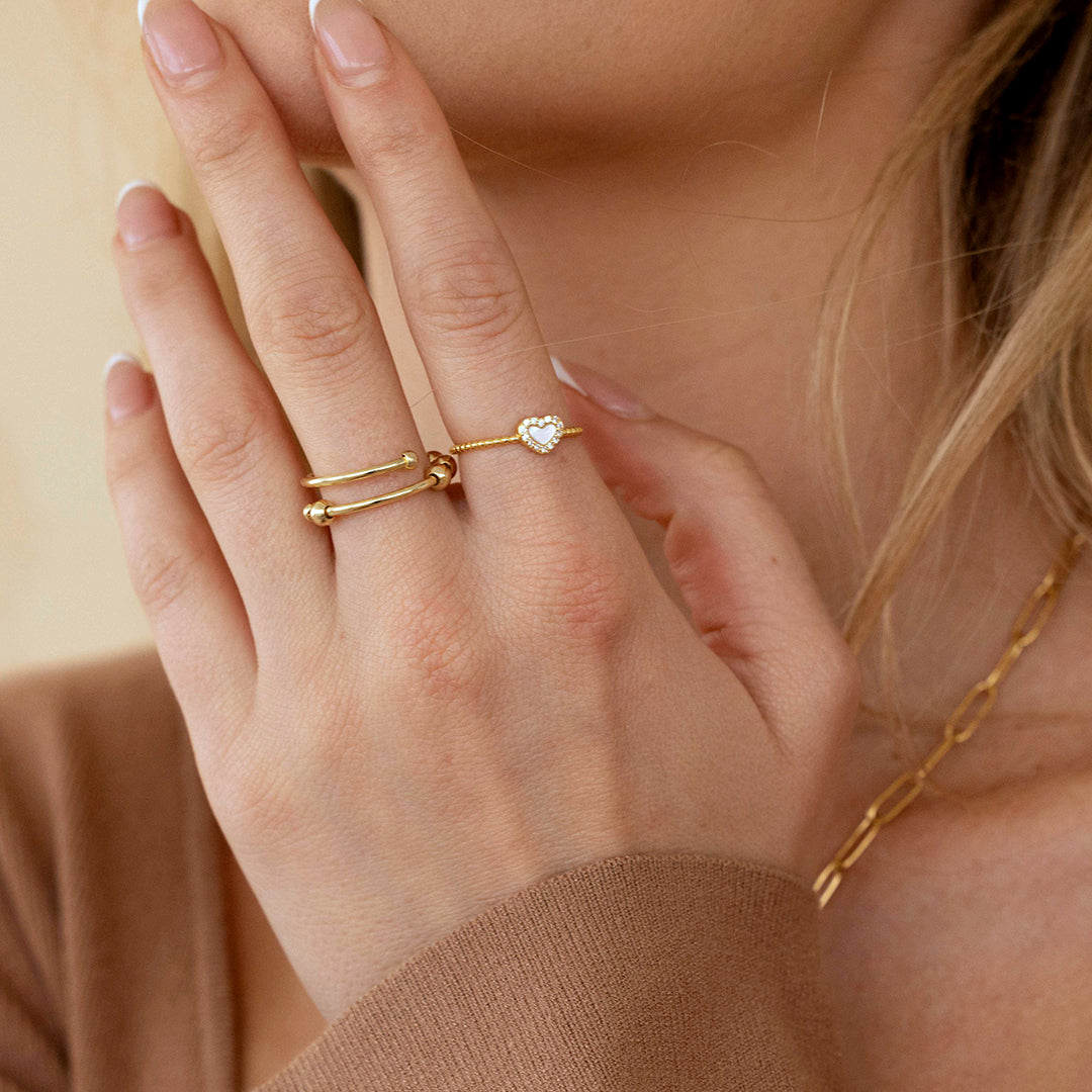 Bague en forme de cœur avec petite pierre précieuse