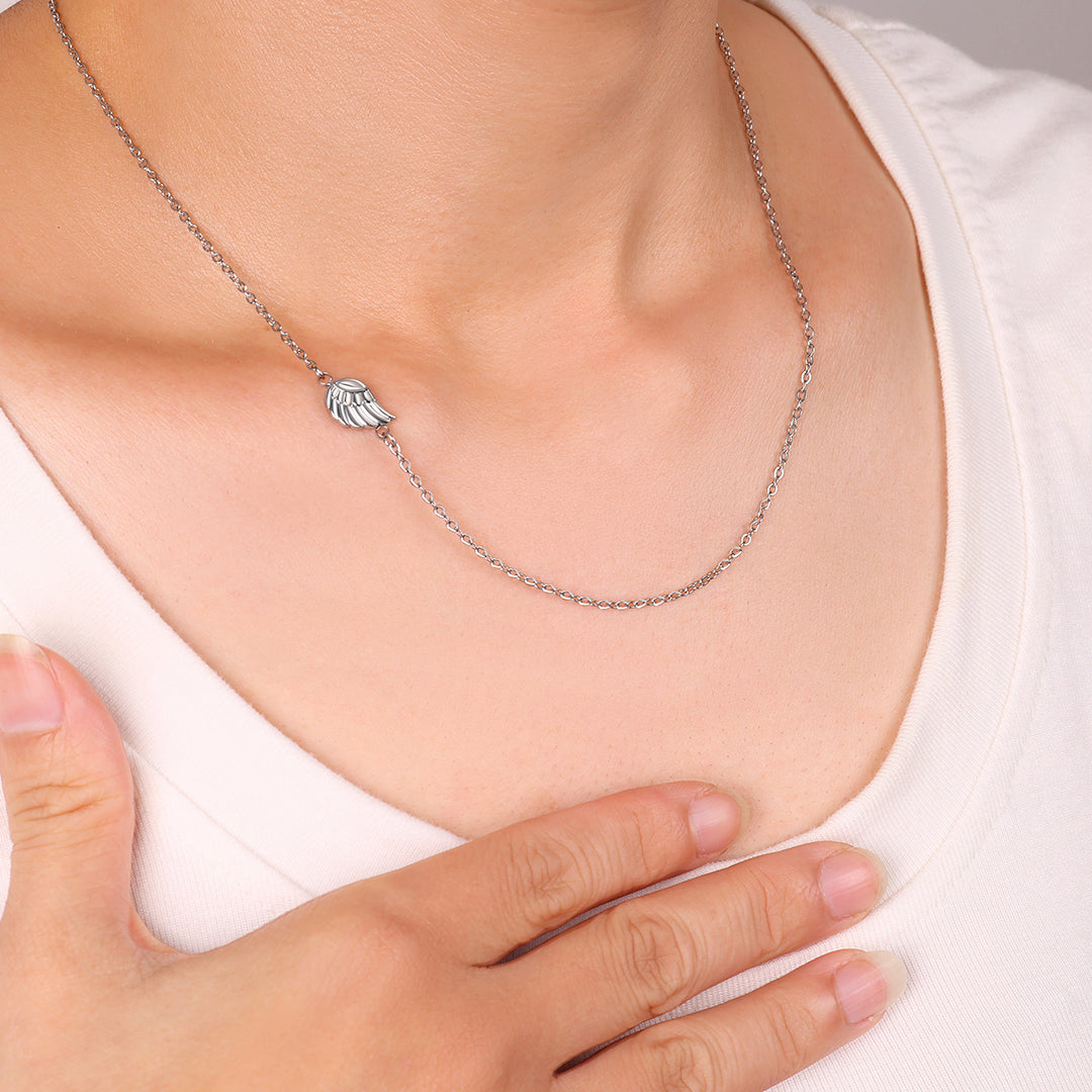 Collier délicat avec breloque aile d'ange