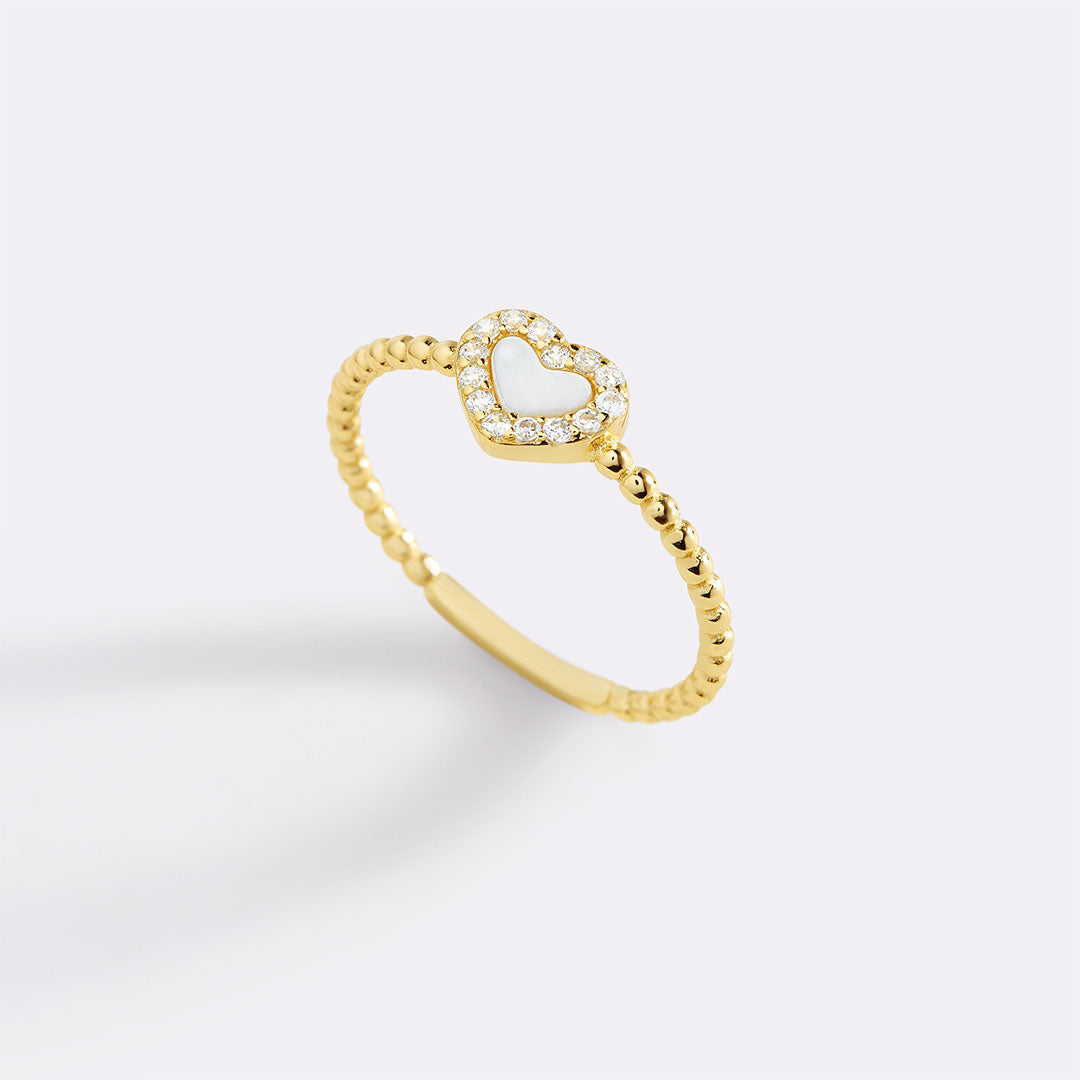 Bague en forme de cœur avec petite pierre précieuse