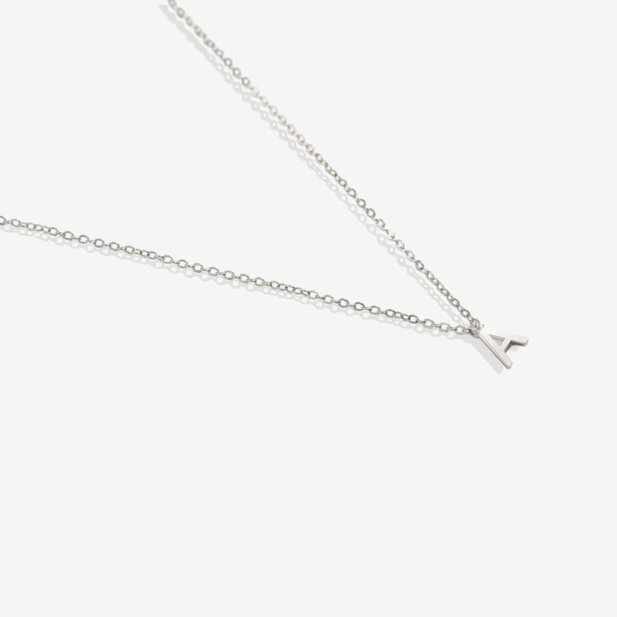 Collier avec pendentif en grosse lettre